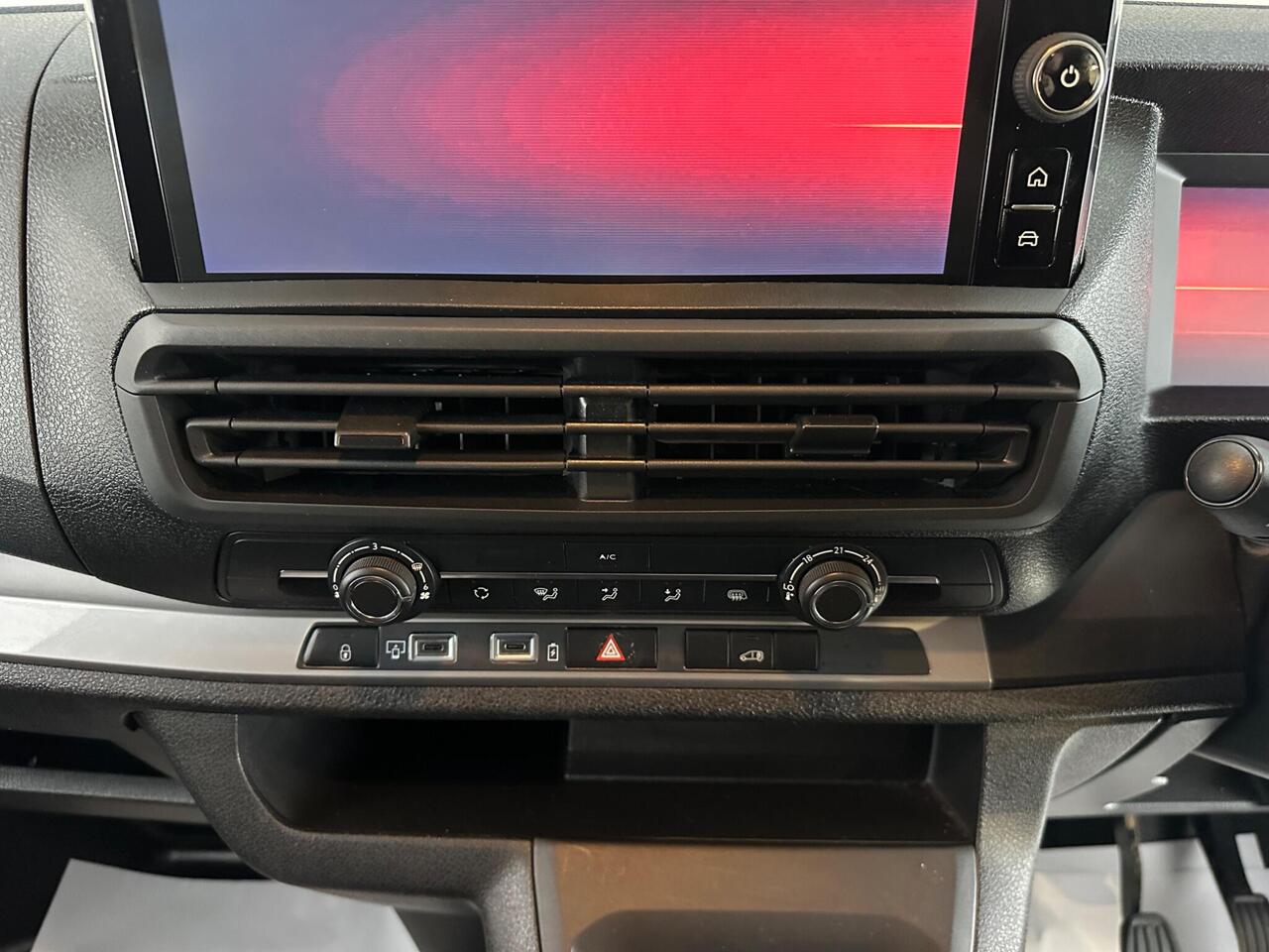 Vauxhall Vivaro DS74OKU