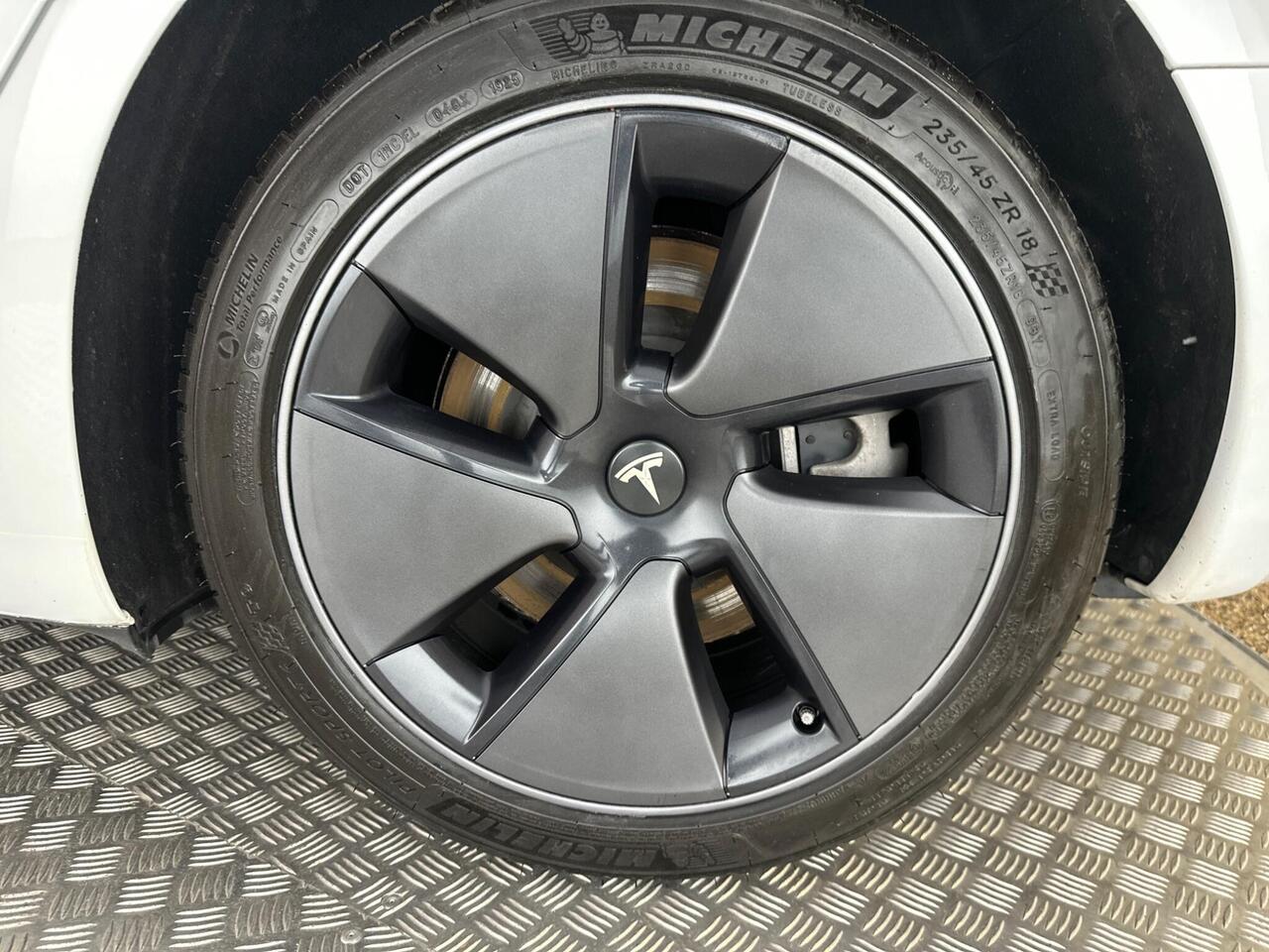 Tesla Model 3 AF72VMX