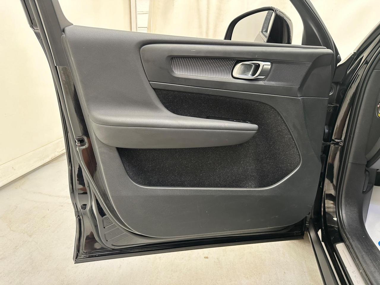 Volvo XC40 YM70MTZ