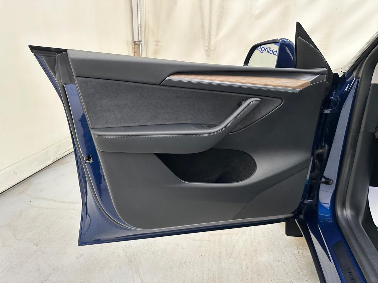 Tesla Model Y GJ23KMV