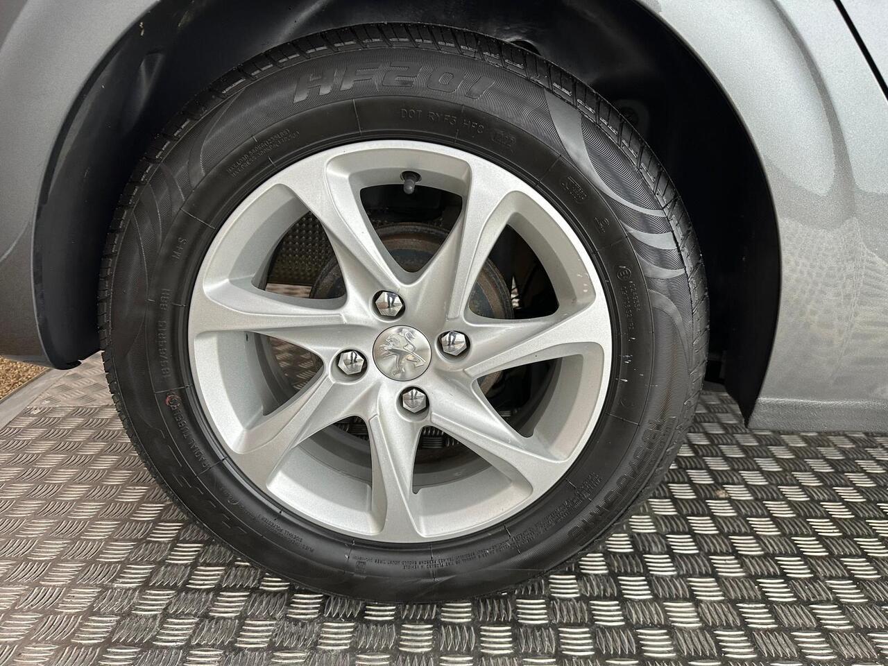 Peugeot 208 GN66YMF
