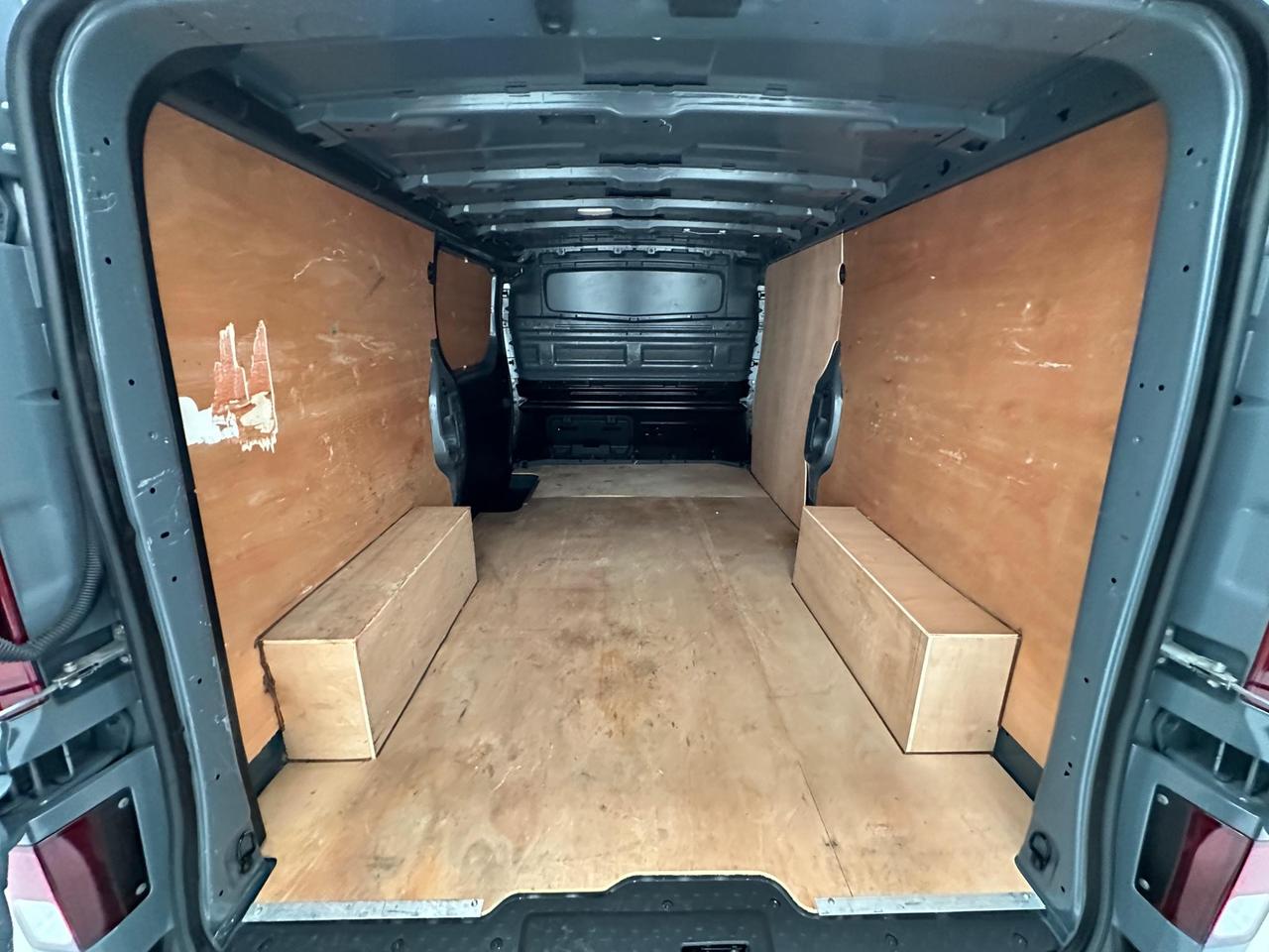 Nissan Primastar DL72BWH