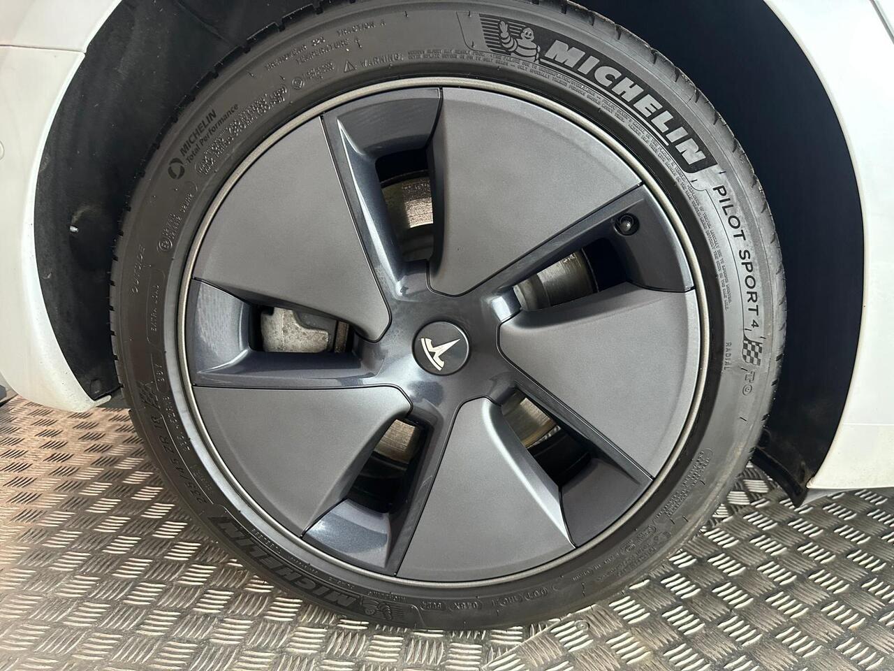 Tesla Model 3 AF72VRX