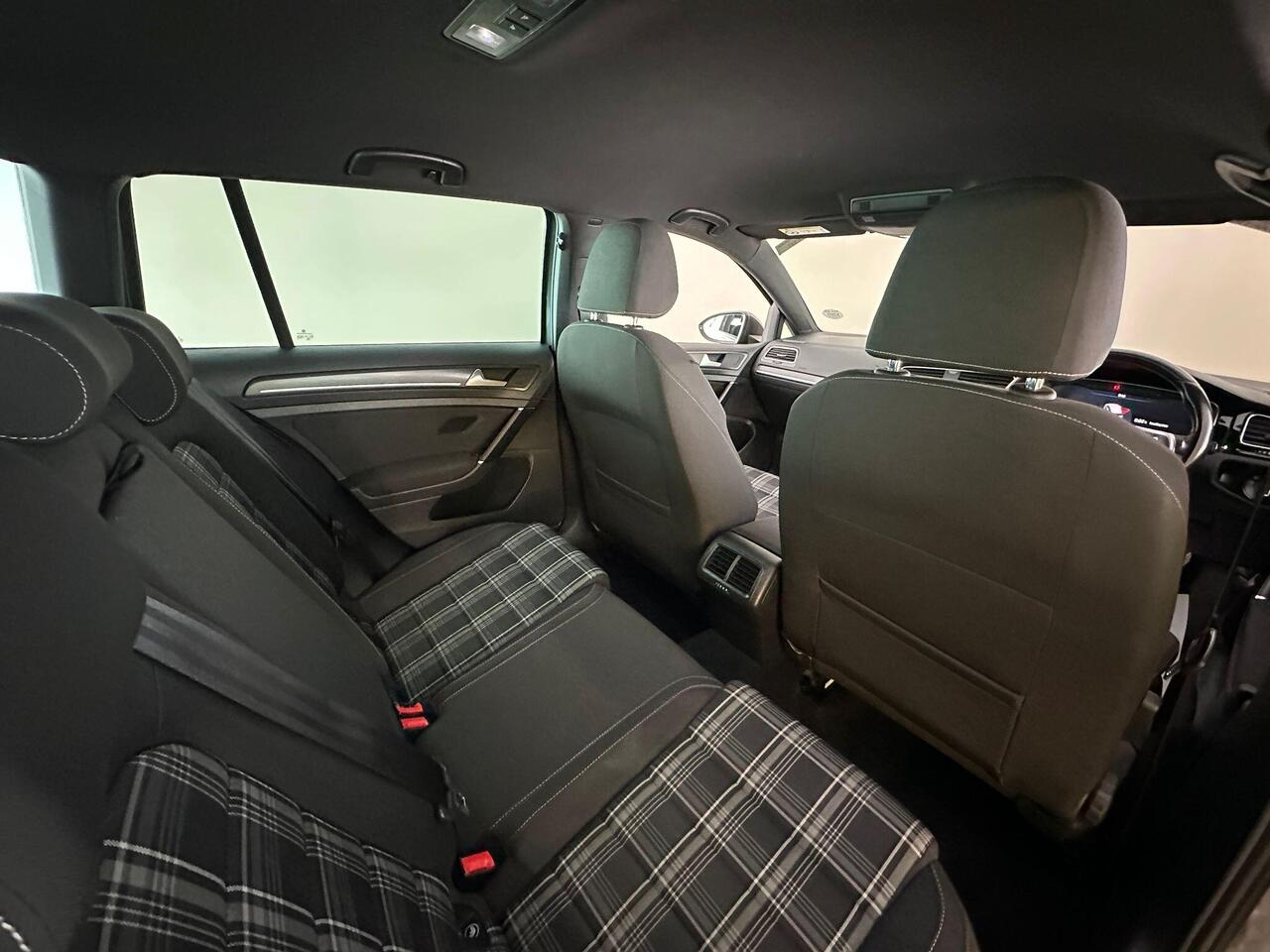 Volkswagen Golf YC68KGE