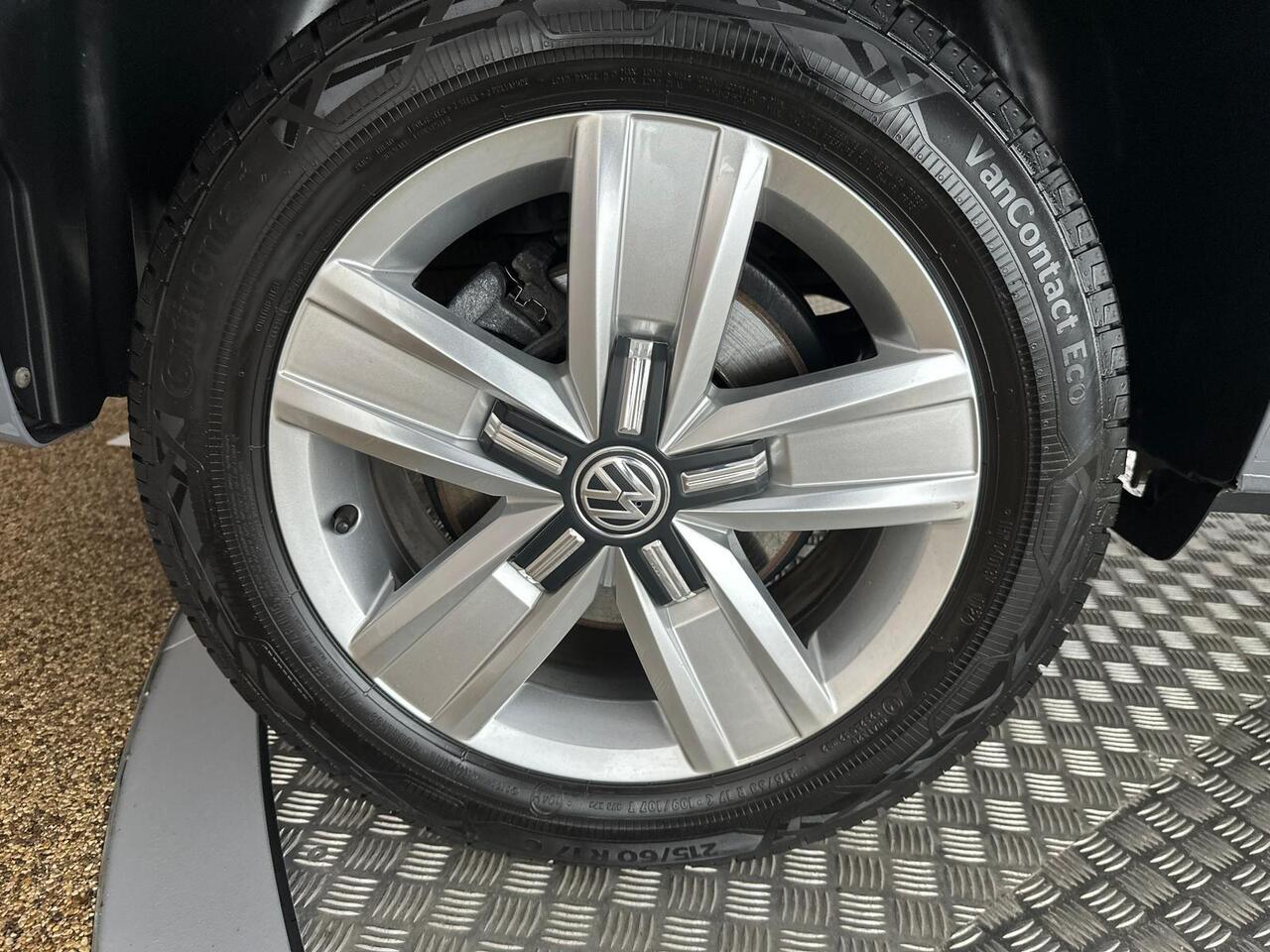 Volkswagen Transporter YR74XZU