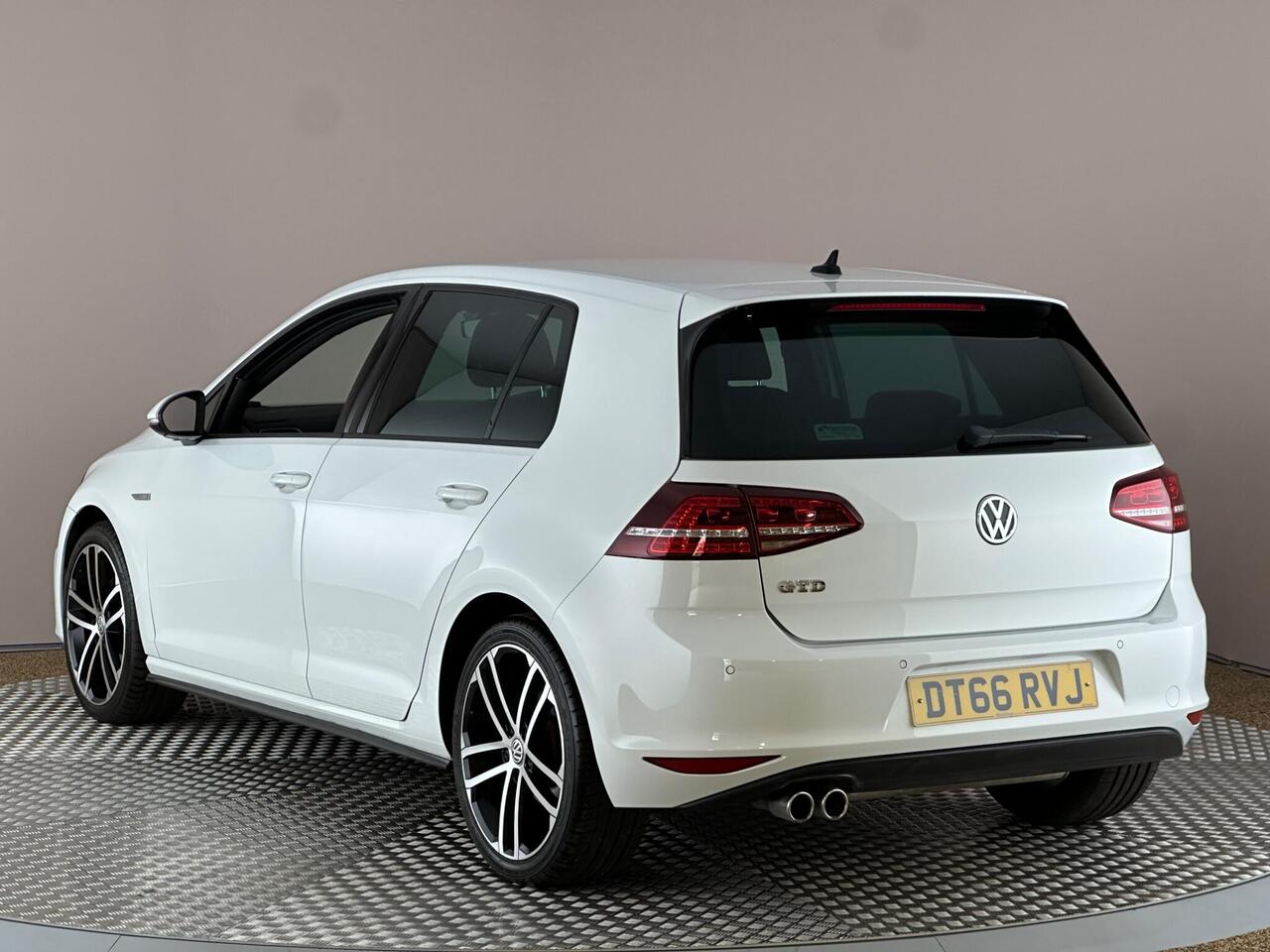 Volkswagen Golf DT66RVJ