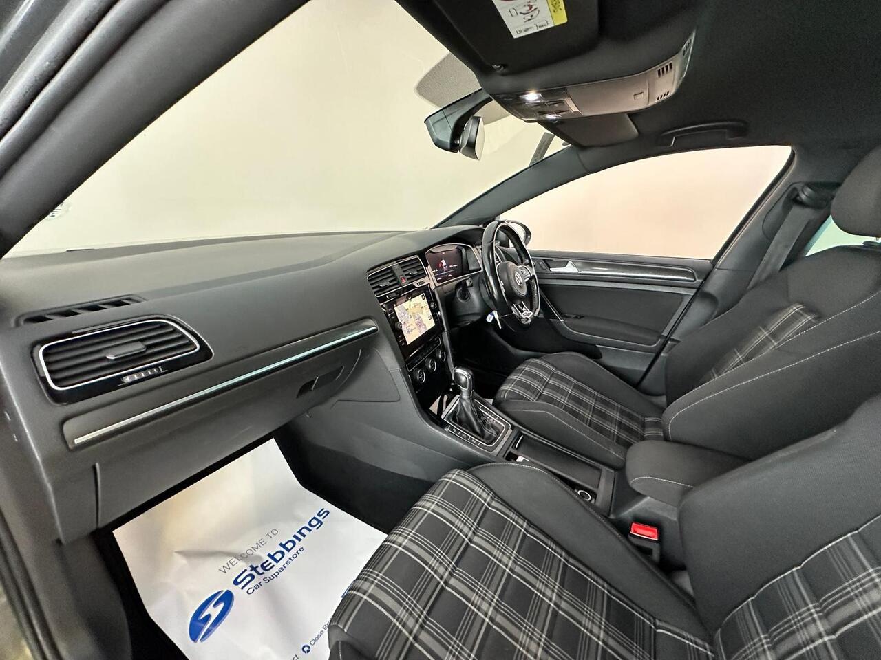 Volkswagen Golf YC68KGE