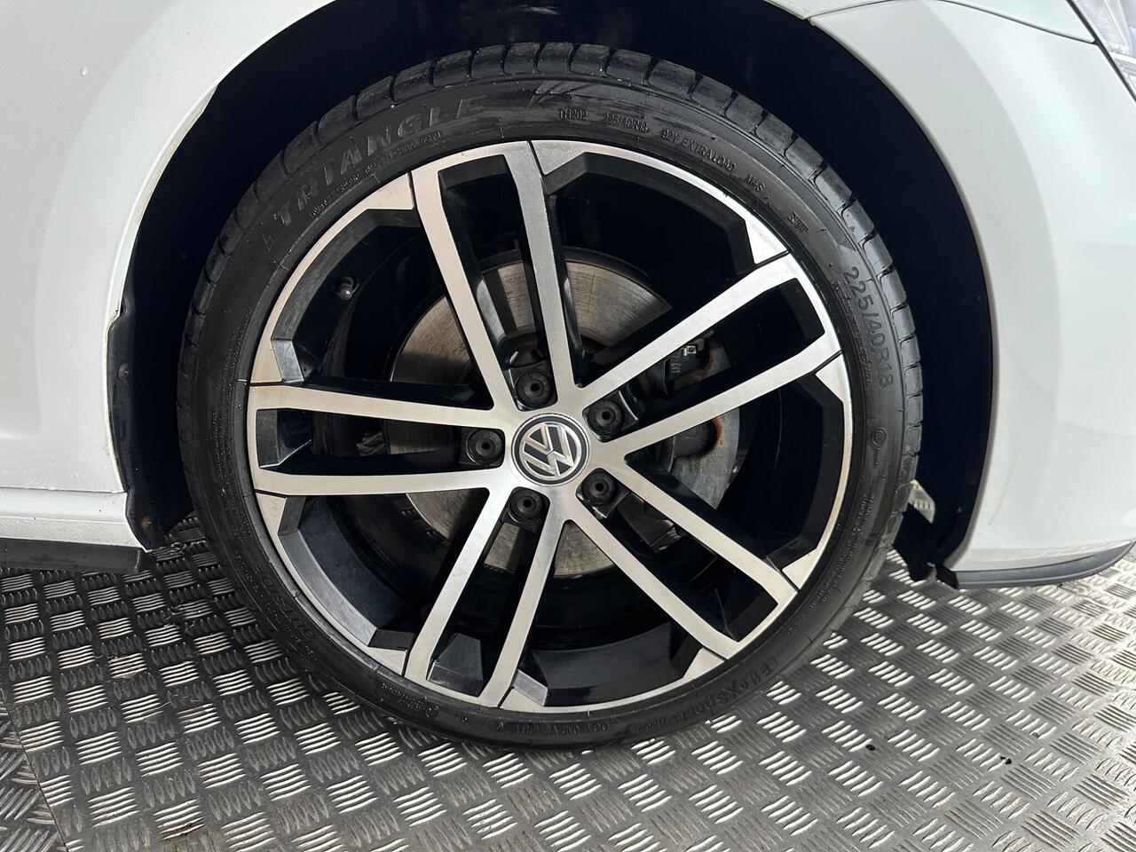 Volkswagen Golf DT66RVJ