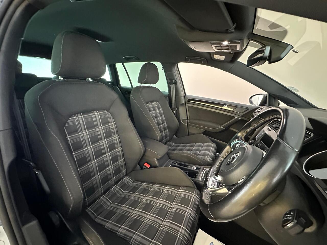 Volkswagen Golf MD66AXF