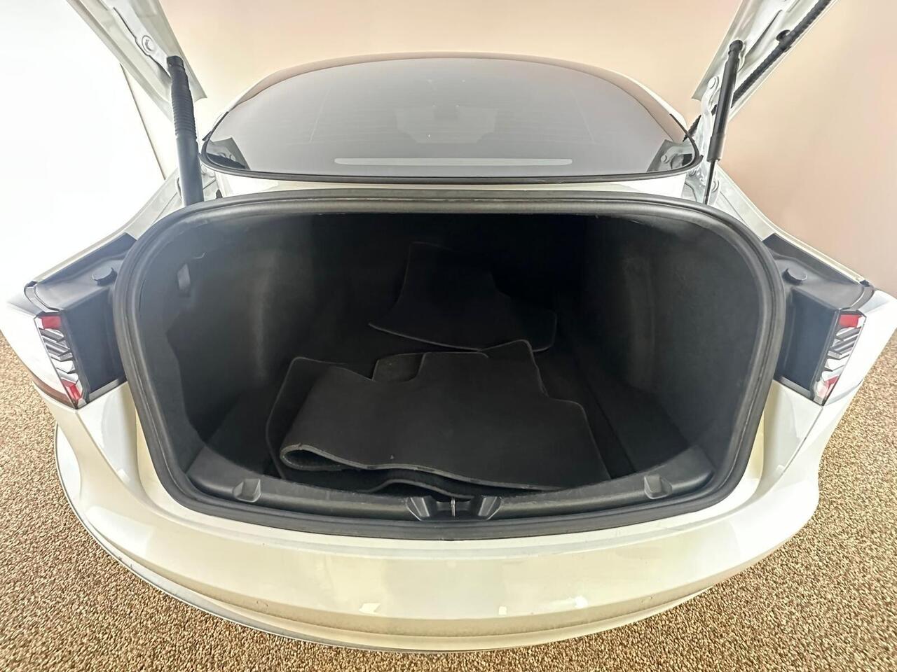 Tesla Model 3 AF72VNT