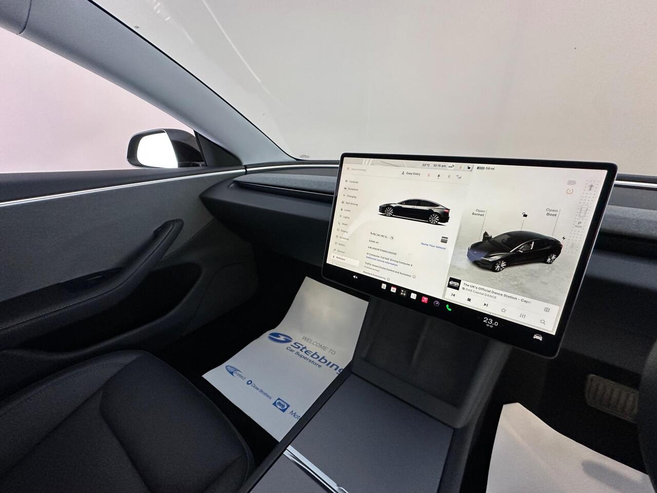 Tesla Model 3 LB74UKP