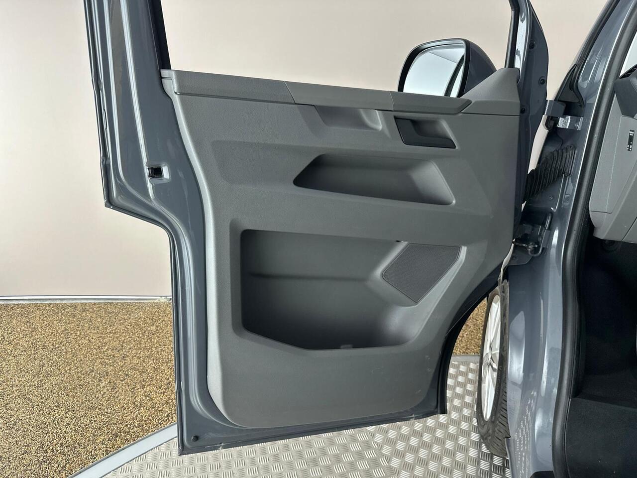 Volkswagen Transporter YR74XZU