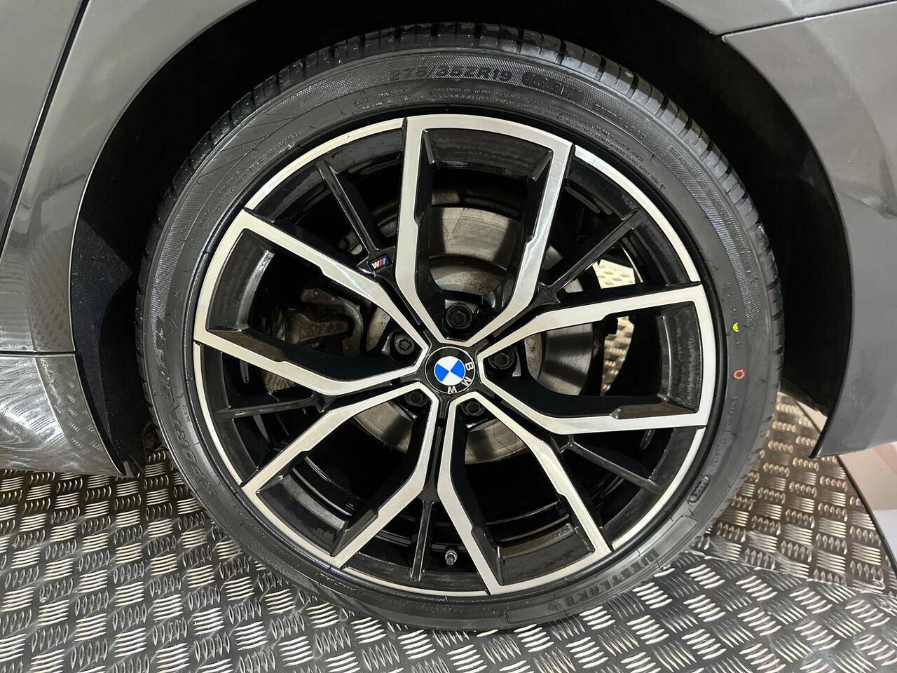 BMW 5 Series AO71YKJ