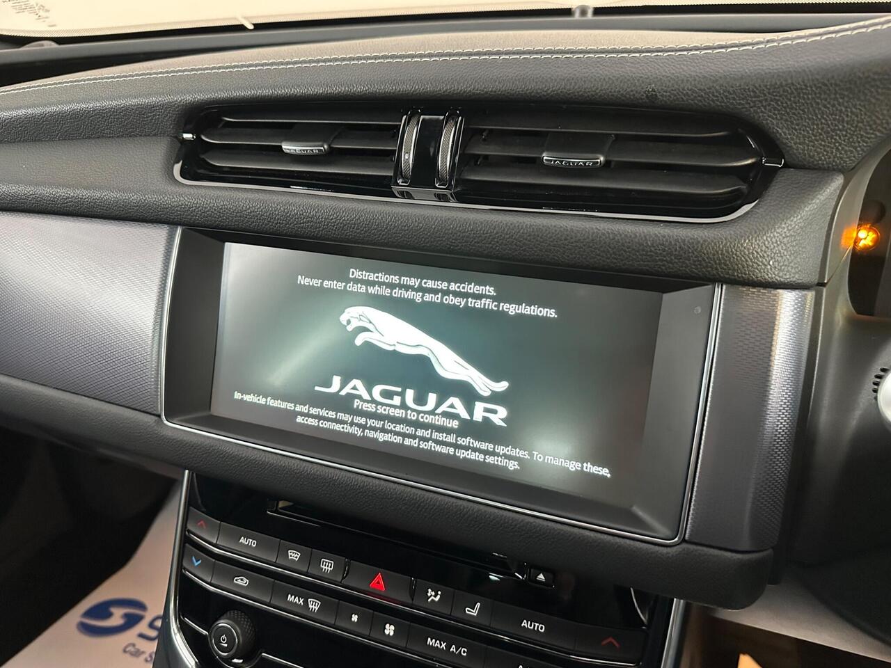 Jaguar XF VF17UOJ