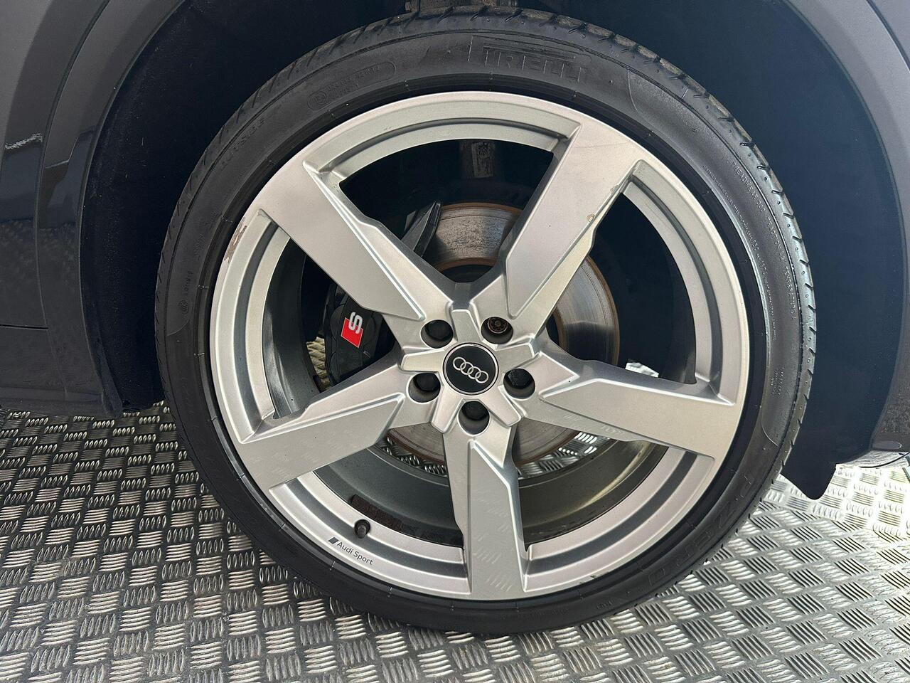 Audi SQ5 AE19UUX