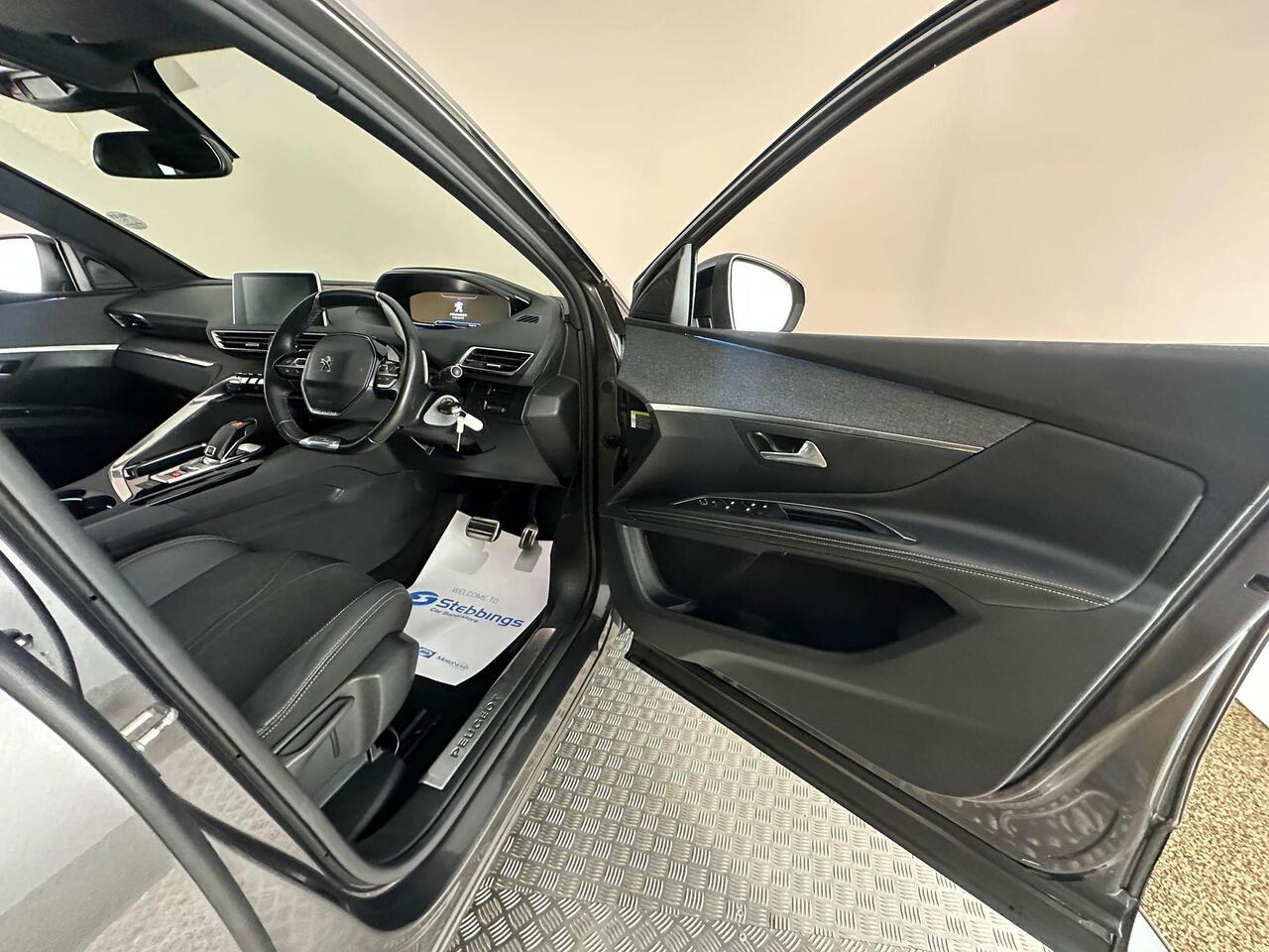 Peugeot 5008 YC69YJN