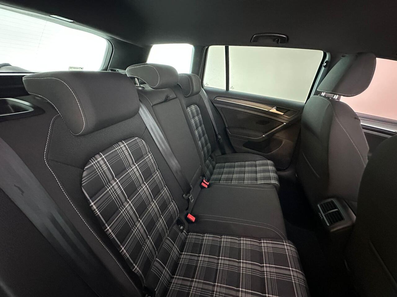Volkswagen Golf YC68KGE