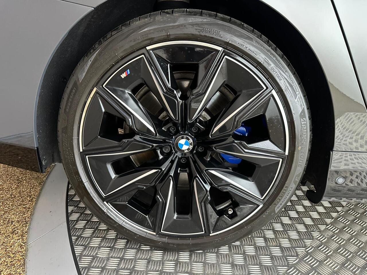 BMW i7 YF73FKE