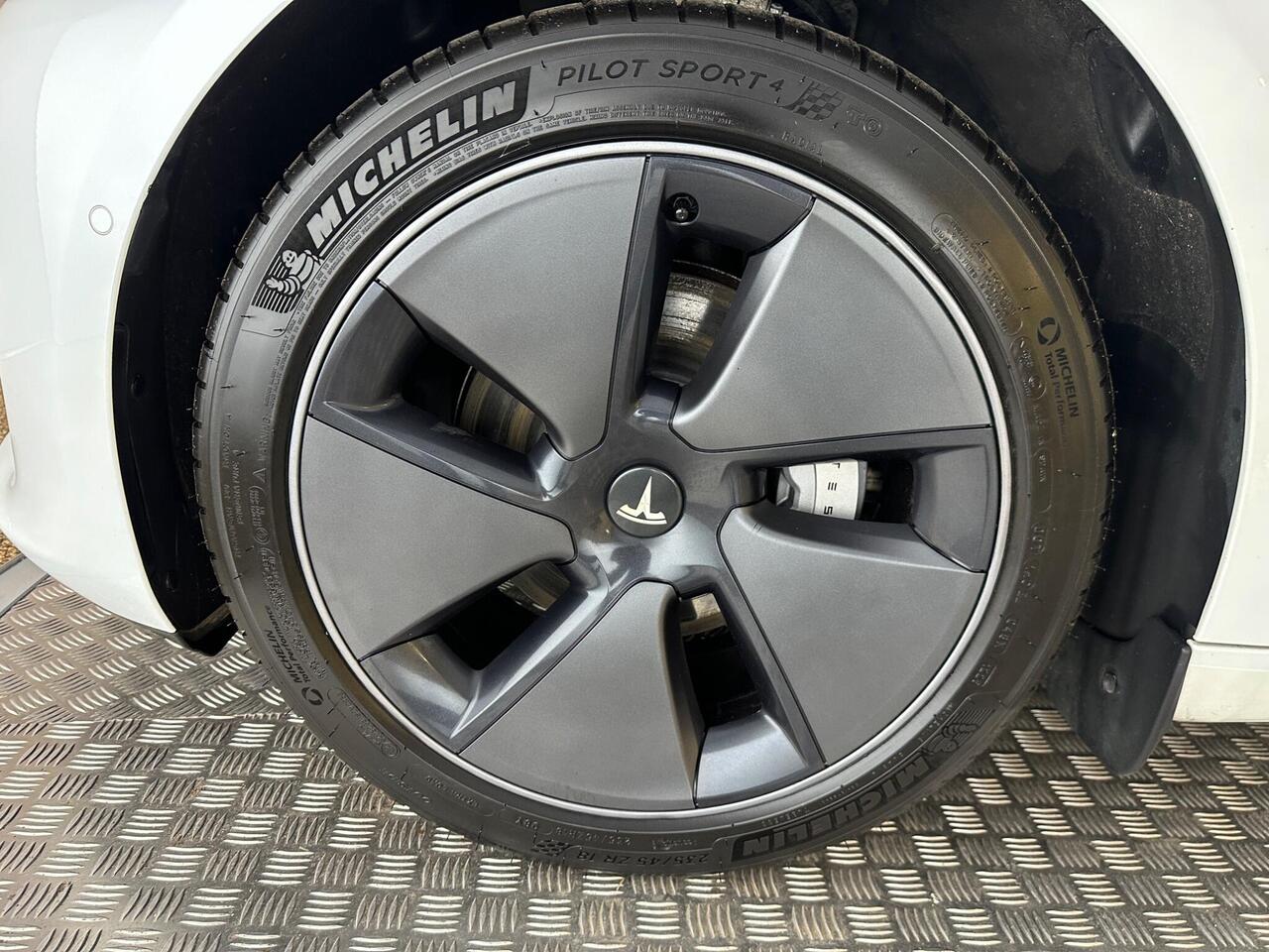 Tesla Model 3 AF72UVG