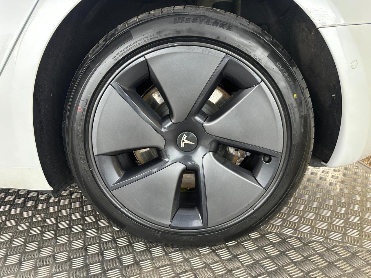 Tesla Model 3 AF72VVZ