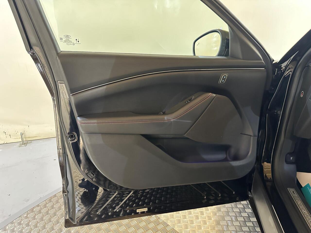 Ford Mustang Mach-E LG71VVO