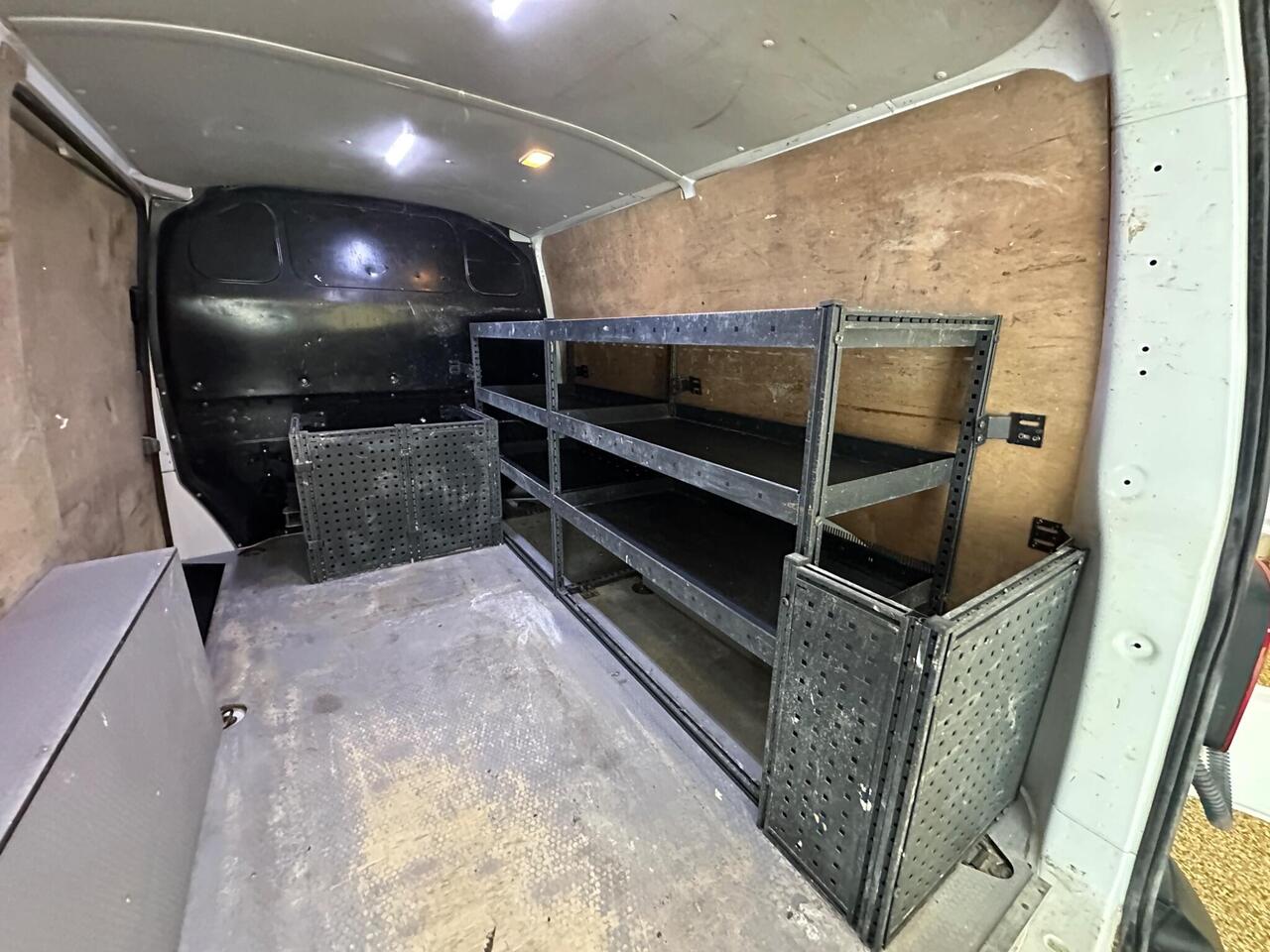 Volkswagen Transporter YW68UCP