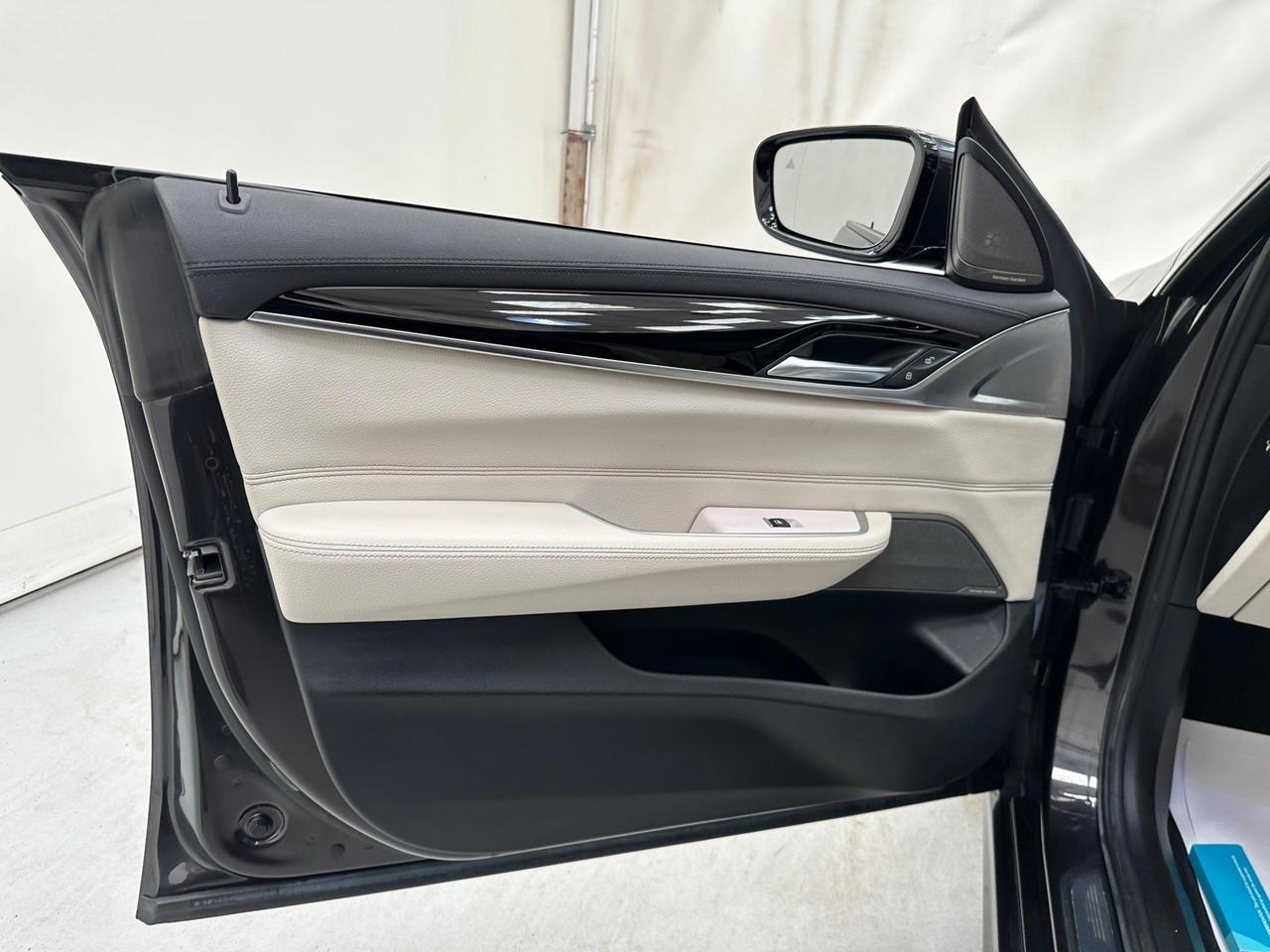 BMW 6 Series Gran Turismo YD68SYZ