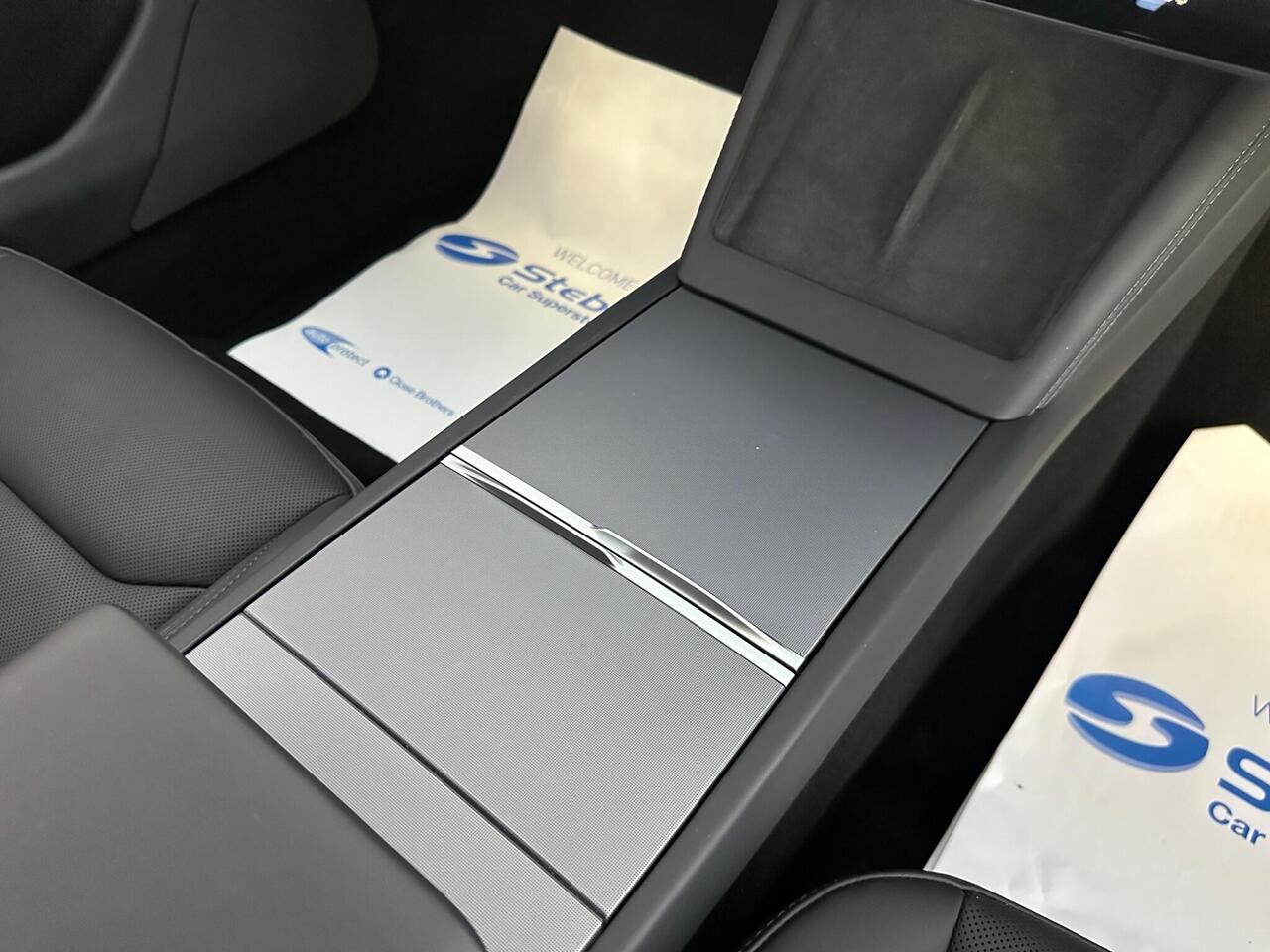 Tesla Model 3 LB74UKP