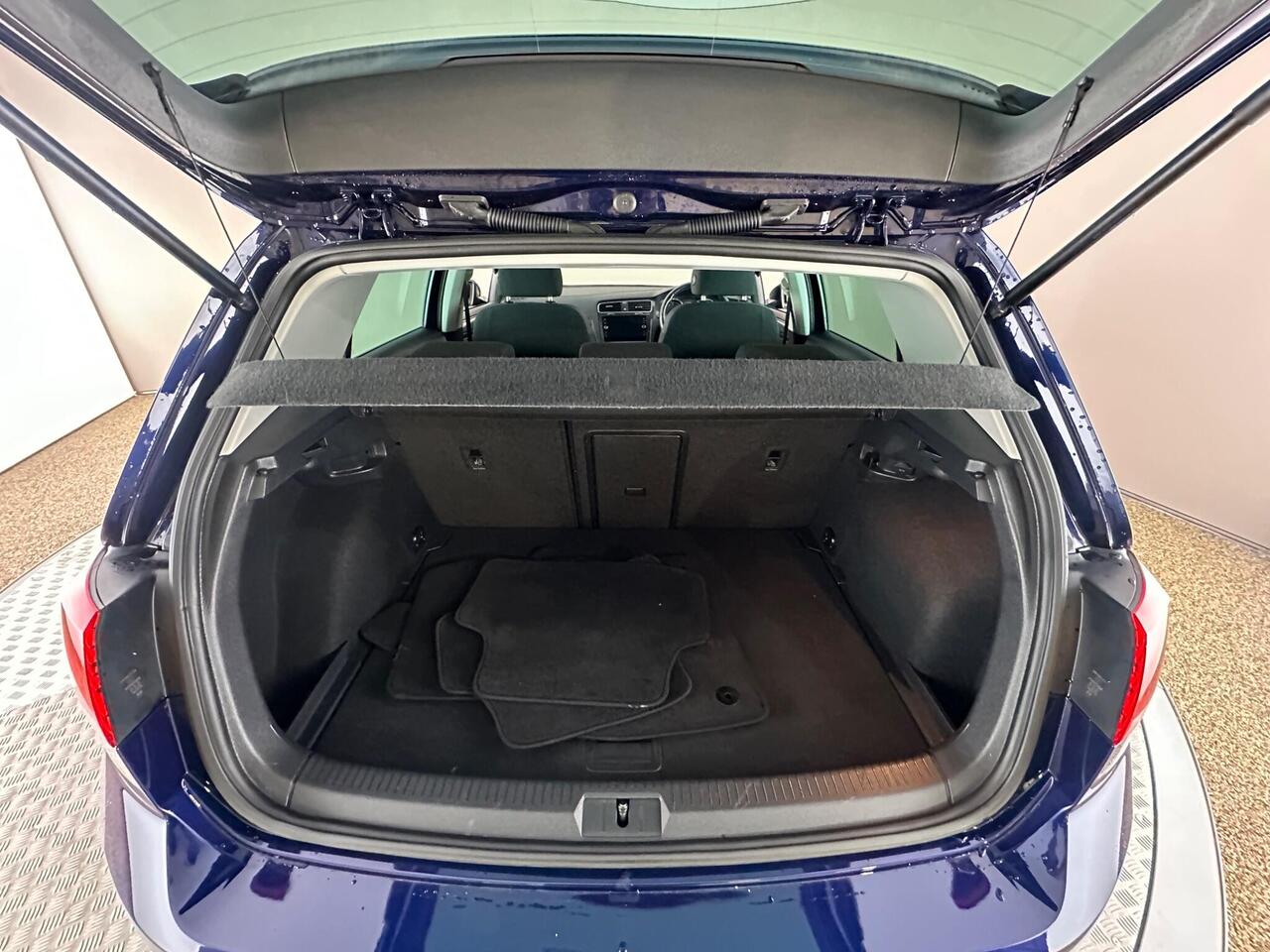 Volkswagen Golf VE69NKS