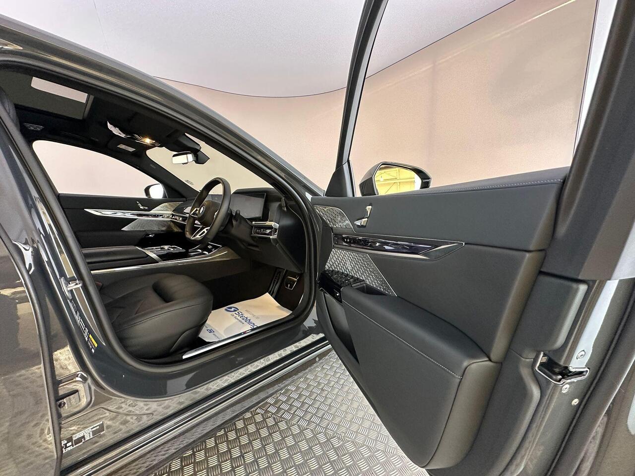 BMW i7 YF73FKE