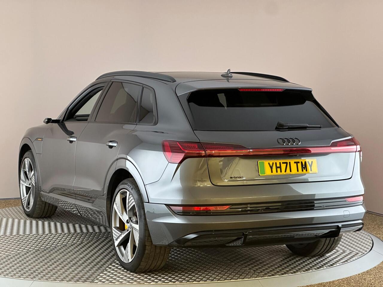 Audi e-tron YH71TMY