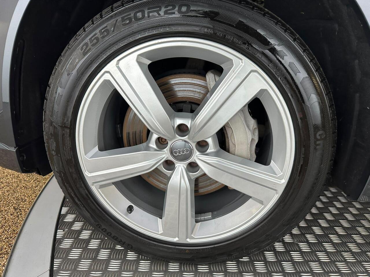 Audi e-tron NL70UPZ
