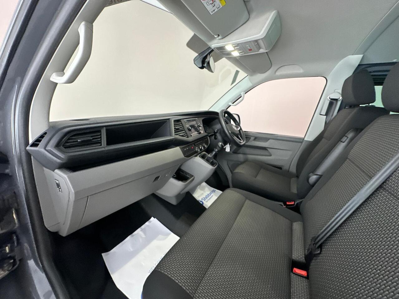 Volkswagen Transporter YR74XZU