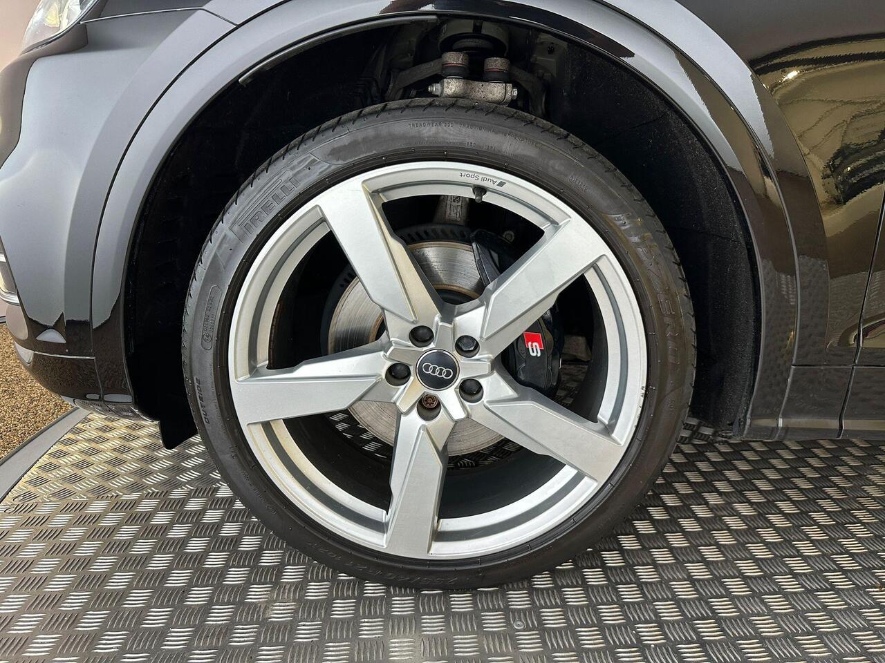 Audi SQ5 AE19UUX