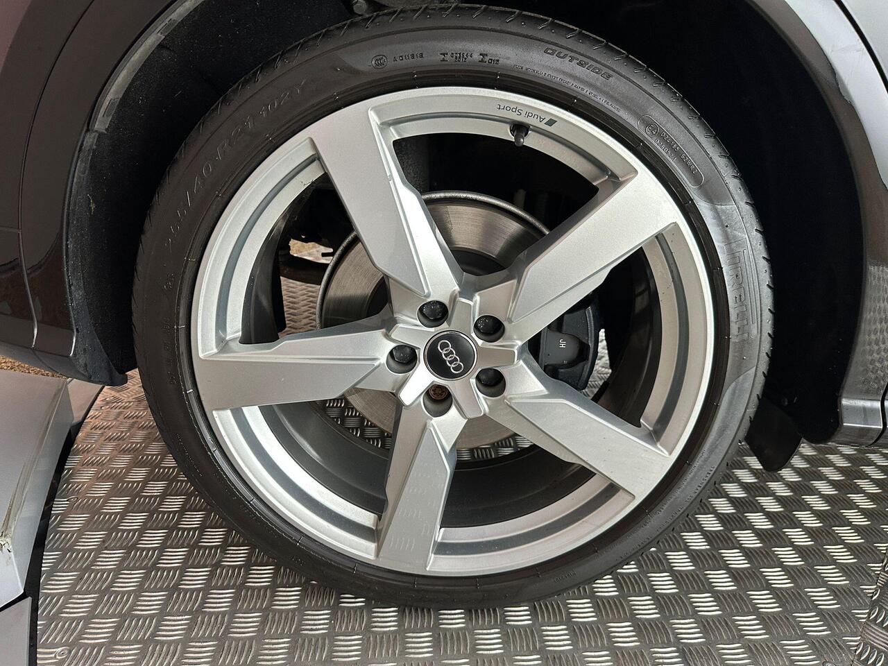 Audi SQ5 AE19UUX