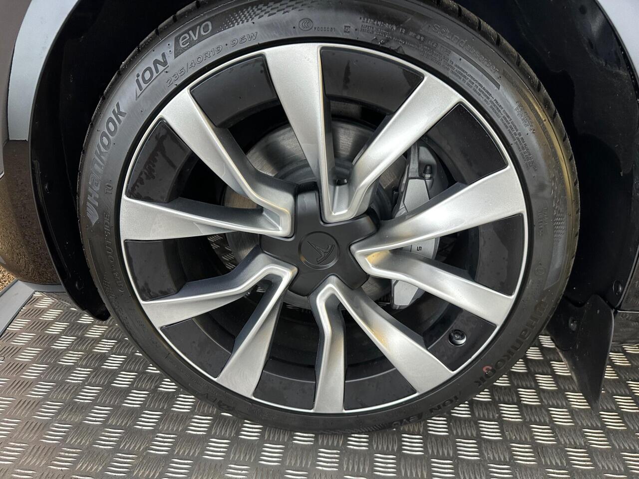 Tesla Model 3 LB74UKP