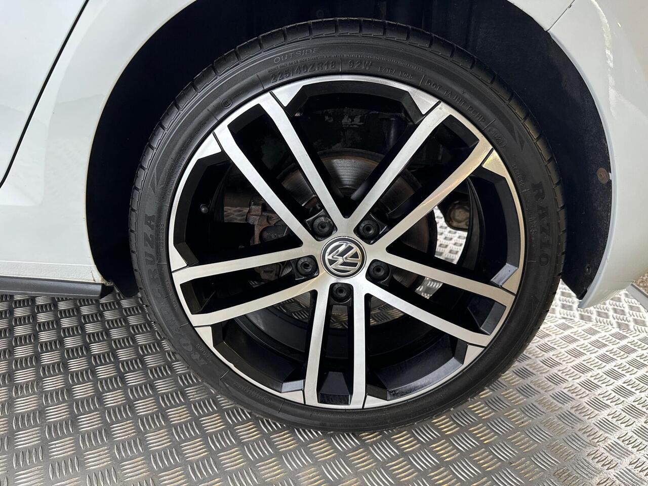 Volkswagen Golf DT66RVJ