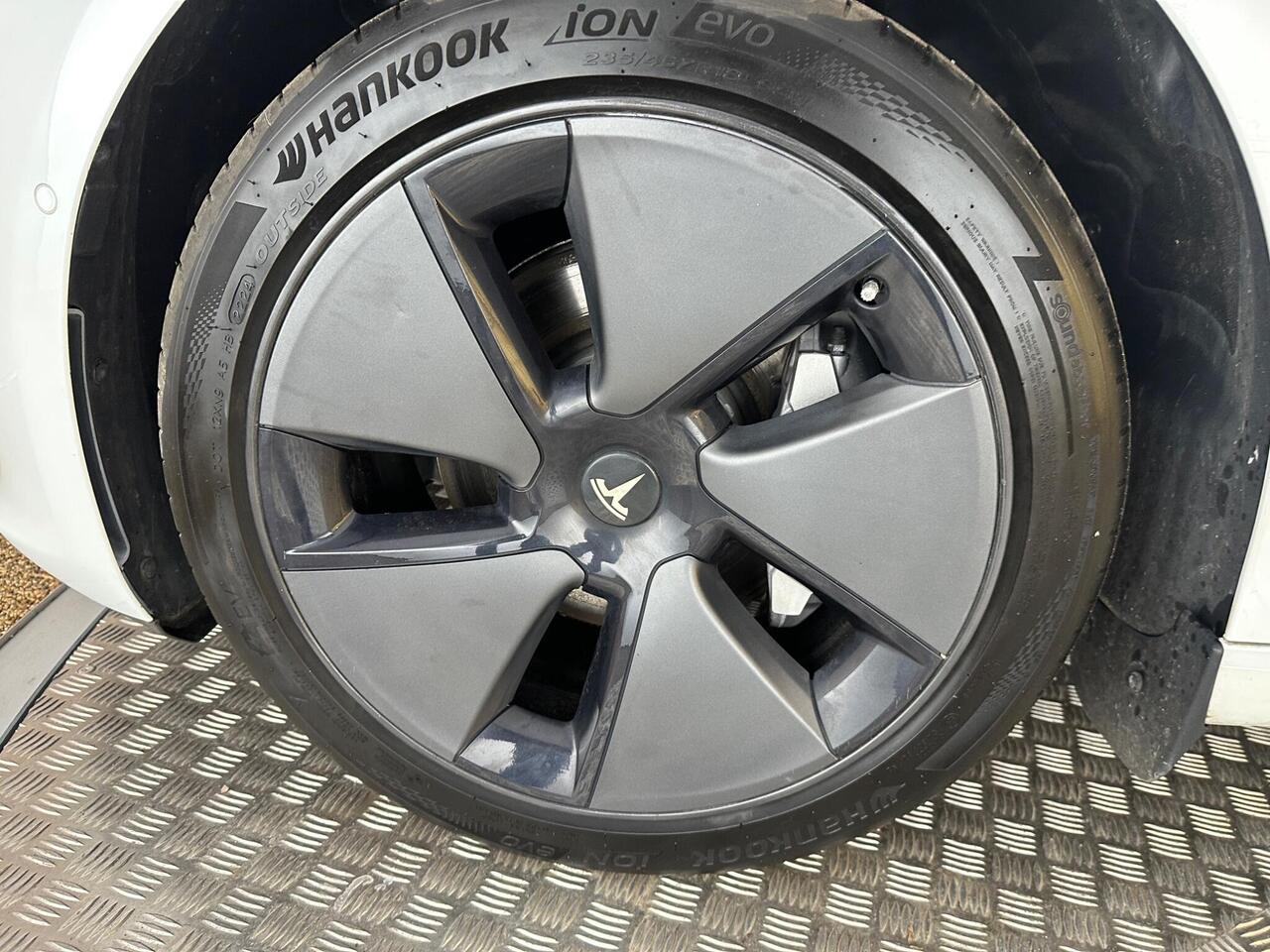 Tesla Model 3 AF22DGX