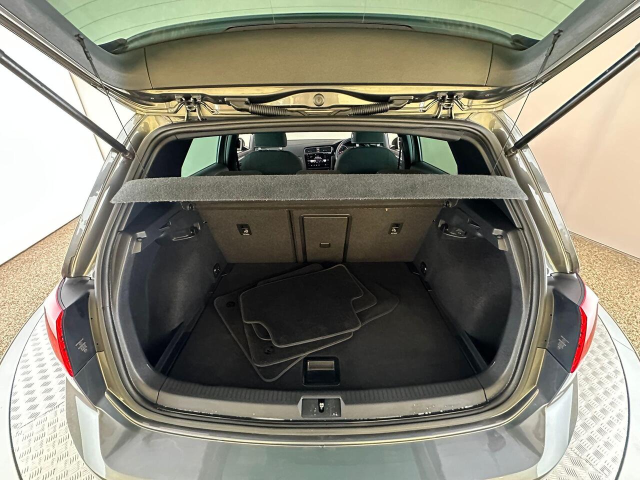Volkswagen Golf SM69RDY