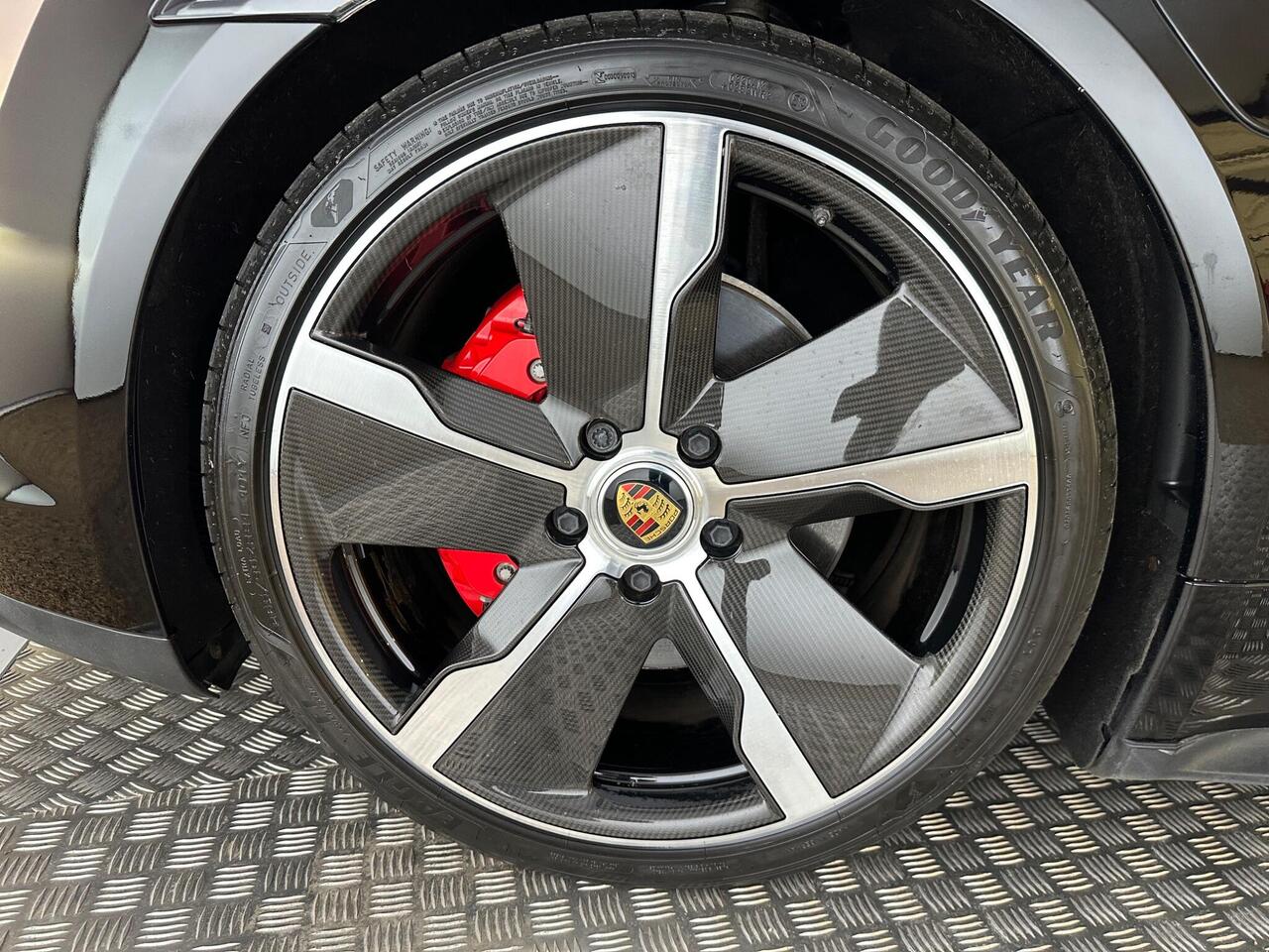 Porsche Taycan YY72RZZ