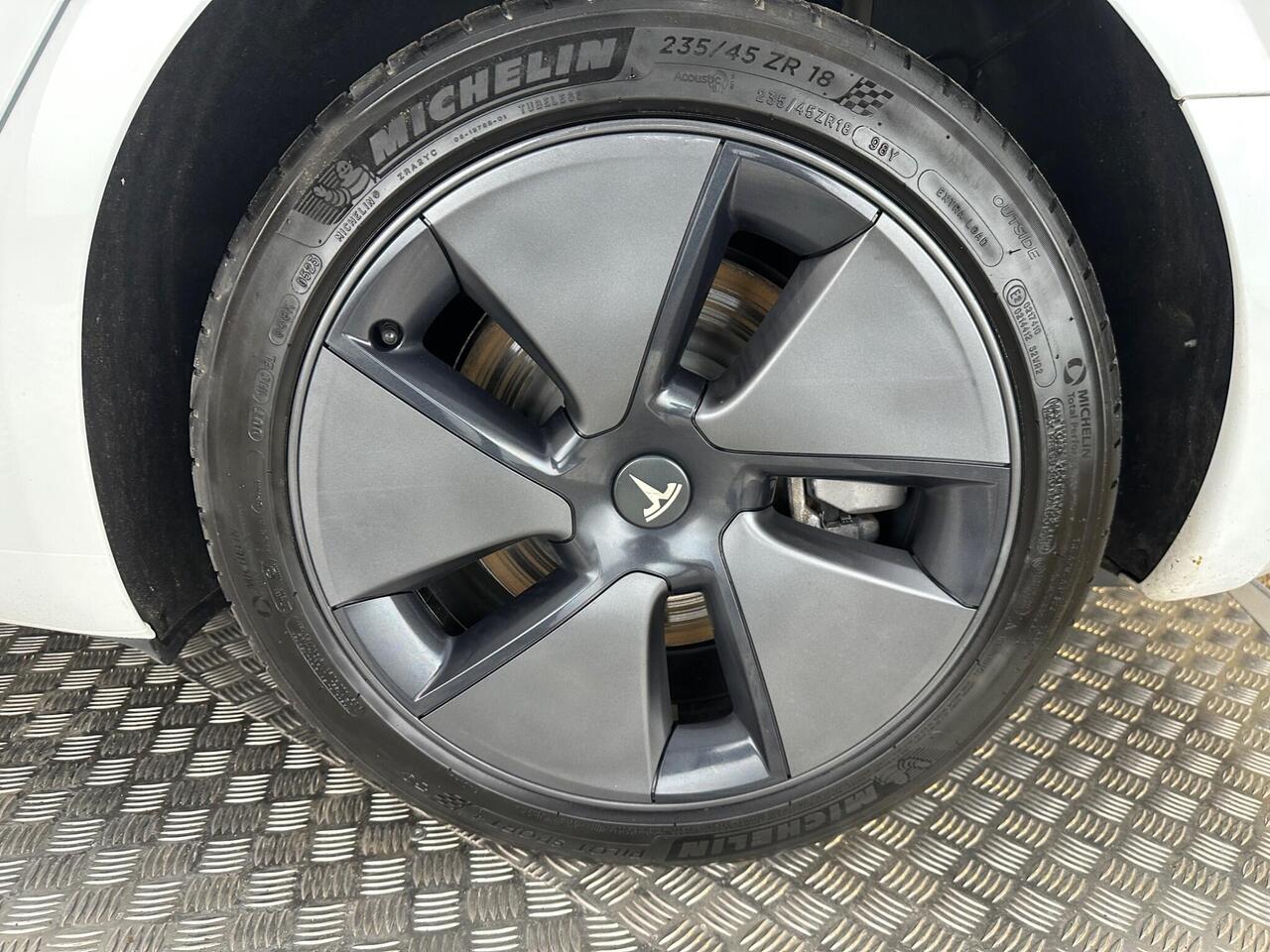 Tesla Model 3 AF72UXZ