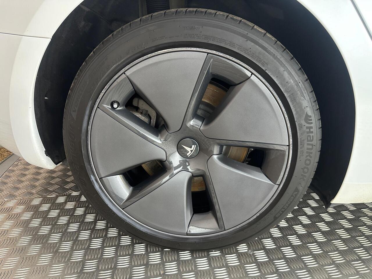 Tesla Model 3 MH23HFX