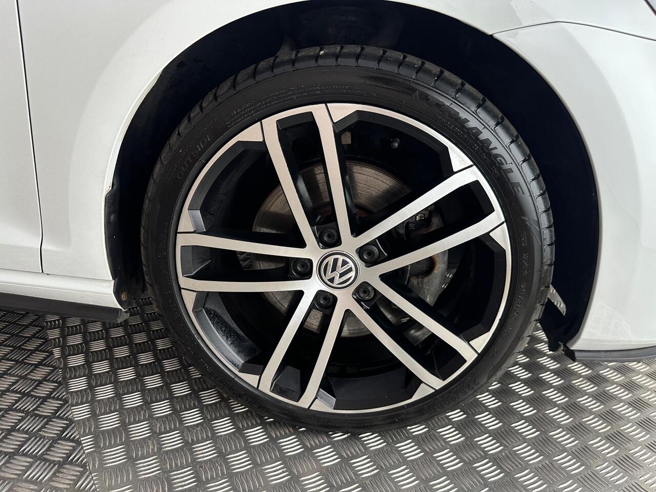 Volkswagen Golf DT66RVJ