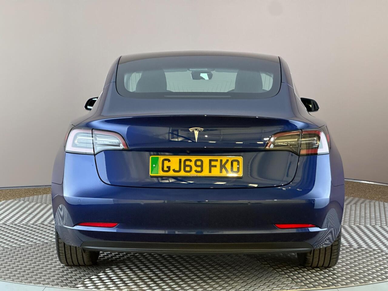 Tesla Model 3 GJ69FKO