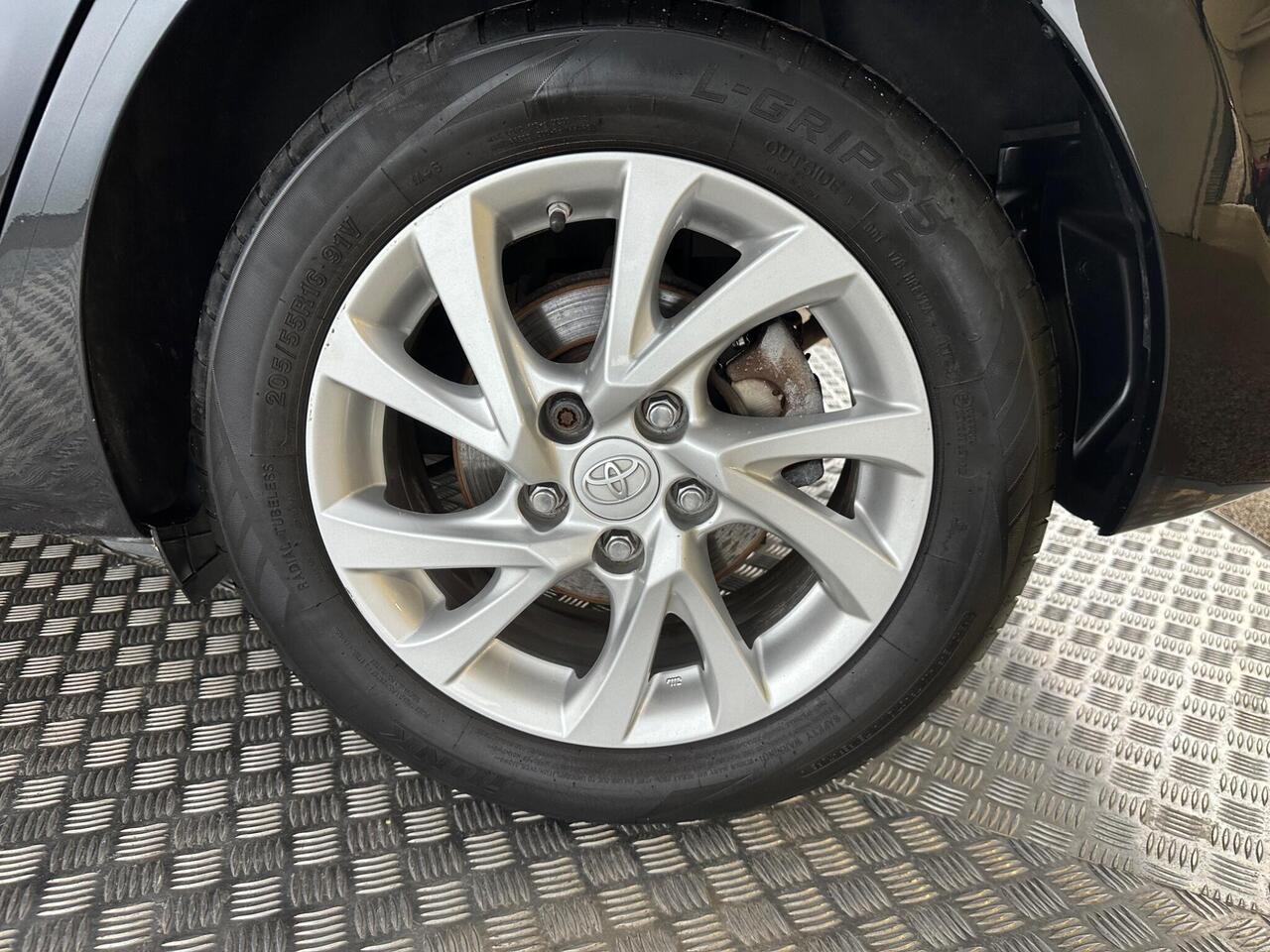 Toyota Auris LX17KXH