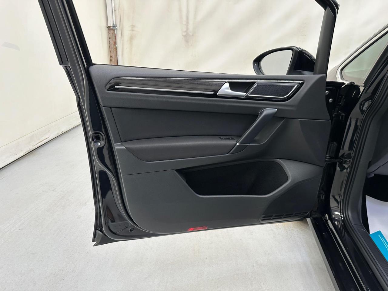 Volkswagen Golf SV LR69XWM