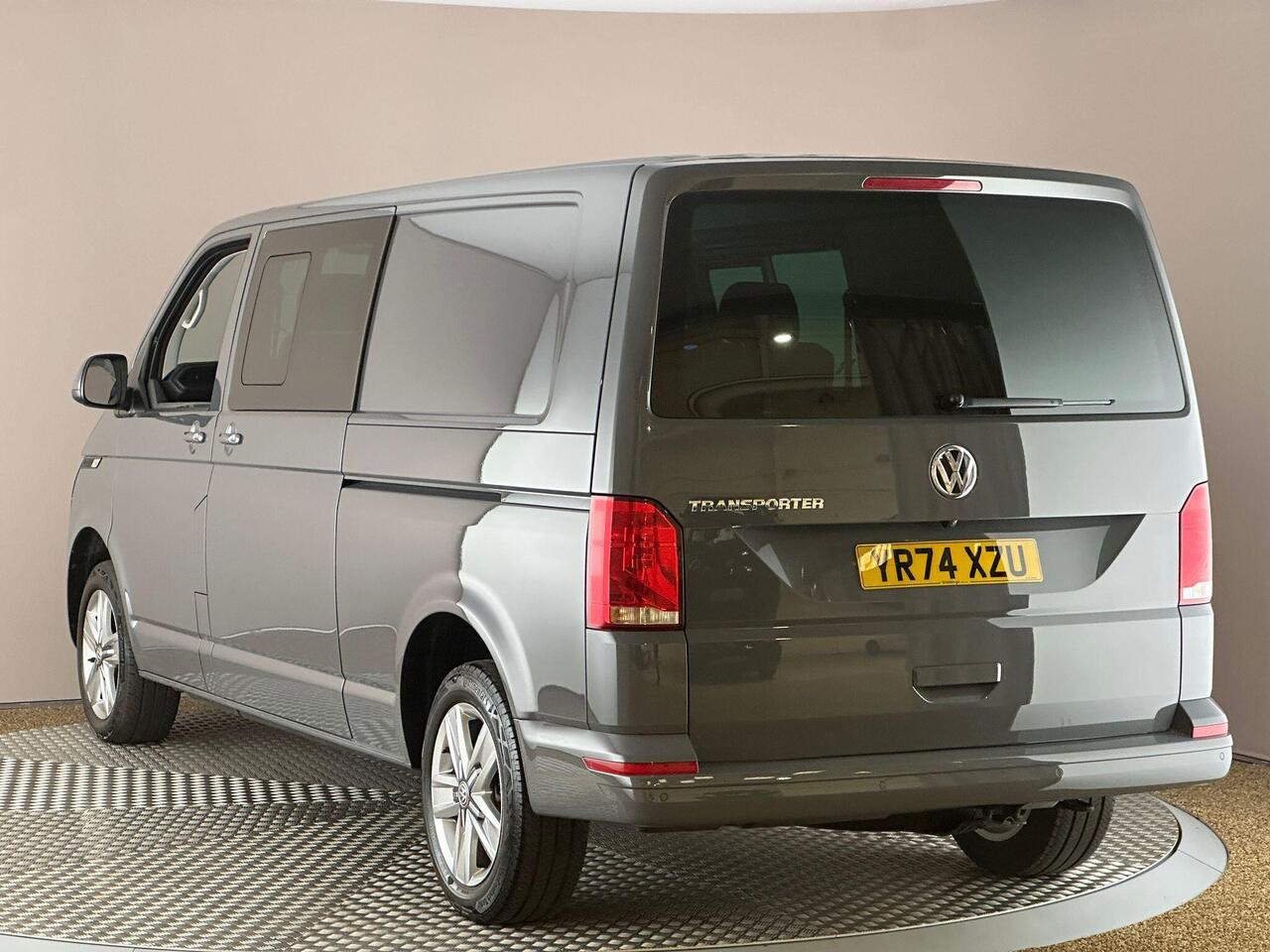 Volkswagen Transporter YR74XZU