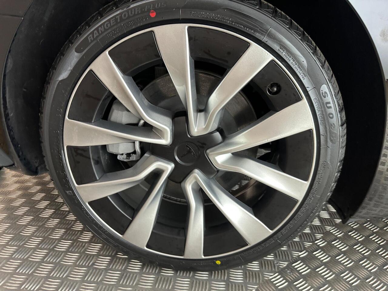 Tesla Model 3 LB74UKP