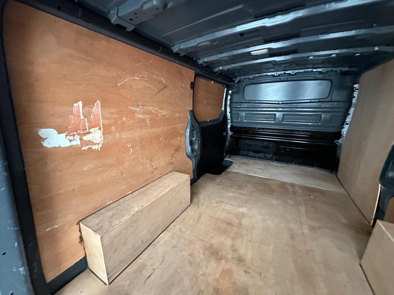 Nissan Primastar DL72BWH