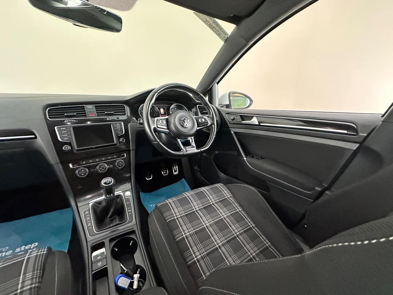 Volkswagen Golf DT66RVJ